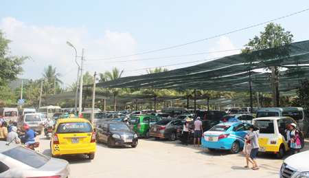 Lively atmosphere can be seen at other tourist sites in the city. (Photo: Parking lot of I-resort Nha Trang crammed with vehicles.)