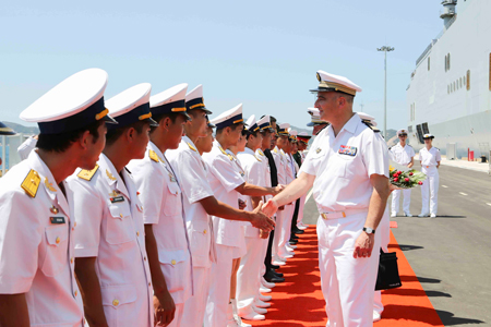 Chào đón đoàn của tàu hải quân Pháp cập Cảng Quốc tế Cam Ranh.