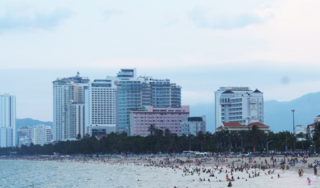  People crowd Nha Trang beach.