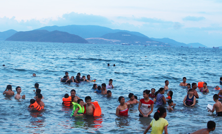 People enjoying cool sea water to dispel summer heat.