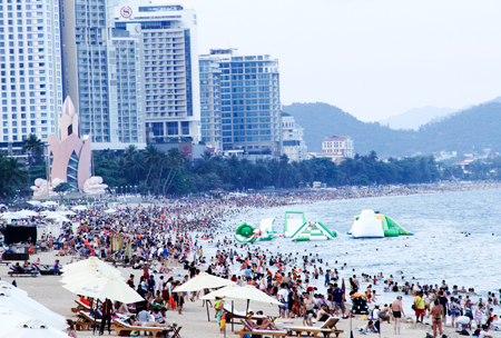Bãi biển Nha Trang trong dịp lễ luôn đông khách