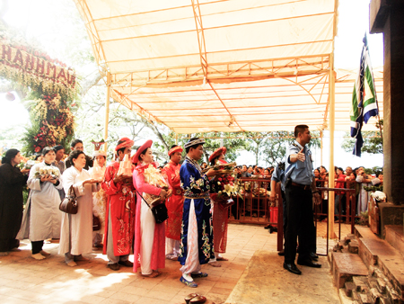 Lực lượng bảo vệ hướng dẫn khách đoàn hành hương lễ hội Tháp Bà 2016