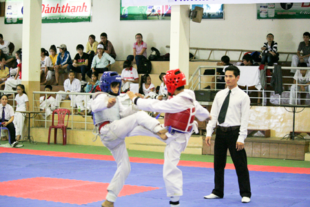 Vận động viên tranh tài tại giải Taekwondo các lứa tuổi thành phố năm 2016