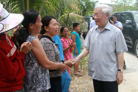 Tổng Bí thư Nguyễn Phú Trọng thăm hỏi cuộc sống nhân dân ở xã Diên Điền 