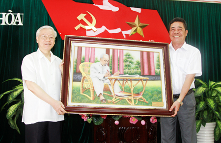  Tổng Bí thư Nguyễn Phú Trọng tặng quà lưu niệm cho tỉnh