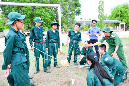 Các học viên thích thú tham gia lớp “Học kỳ quân đội” năm 2015