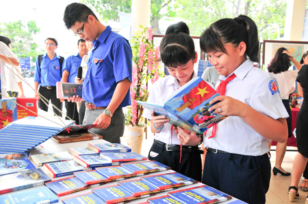 Học sinh tìm hiểu sách về biển, đảo Việt Nam nhân ngày Sách Việt Nam vừa tổ chức tại Trường Đại học Khánh Hòa