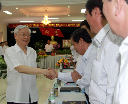 Tổng Bí thư Nguyễn Phú Trọng bắt tay lãnh đạo các ban, ngành trong tỉnh