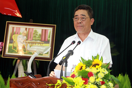 Ông Lê Thanh Quang thay mặt lãnh đạo tỉnh báo cáo kết quả thực hiện nhiệm vụ chính trị của tỉnh năm 2015 và phương hướng, nhiệm vụ trọng tâm 2016