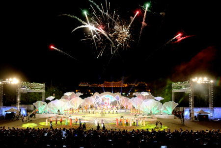 Màn pháo hoa nghệ thuật hoành tráng tại lễ bế mạc Festival Huế 2016. 