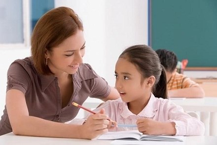 Những tư thế trẻ ngồi học phải sửa ngay nếu không muốn vẹo cột sống