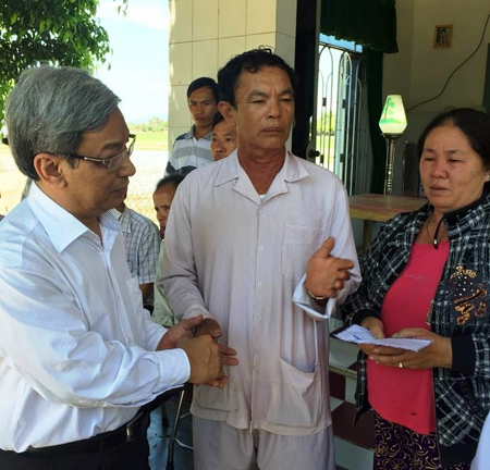 Ông Lê Xuân Thân (bên trái) đại diện đoàn trao hỗ trợ cho gia đình học sinh bị tử nạn do đuối nước.