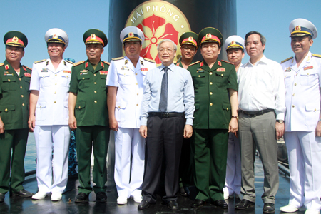 Tổng Bí thư Nguyễn Phú Trọng cùng chụp hình lưu niệm trên tàu Hải Phòng