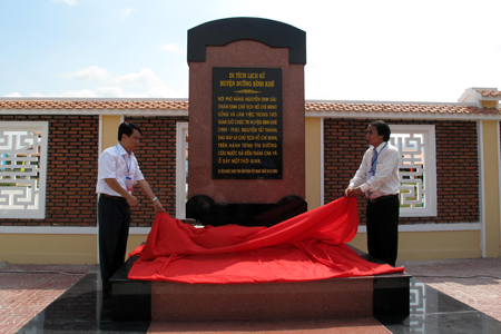 Lãnh đạo Báo Bình Định và Báo Khánh Hòa thực hiện nghi thức khánh thành Bia lưu niệm Khu tưởng niệm Nguyễn Sinh Sắc tại huyện Tây Sơn.