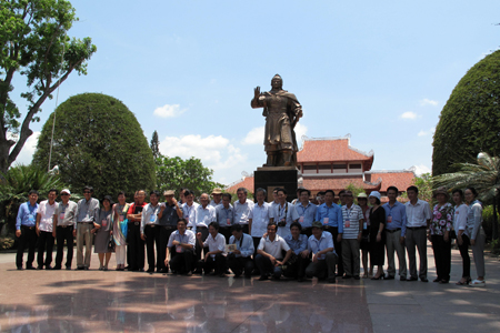 Các nhà báo chụp ảnh lưu niệm tại Bảo tàng Quang Trung