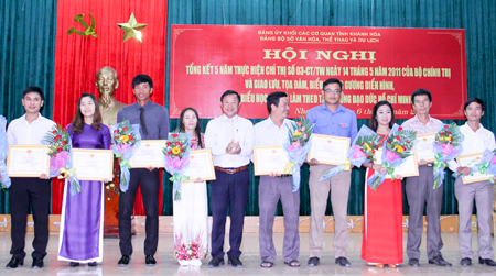 Các cá nhân điển hình tiêu biểu nhận giấy khen của Đảng bộ Sở Văn hóa - Thể thao và Du lịch