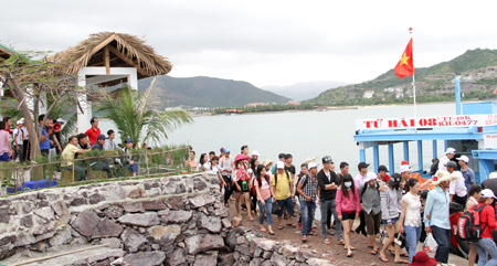 Du khách tham gia tour 4 đảo của Công ty Du lịch Tứ Hải - đơn vị thành viên của NTP