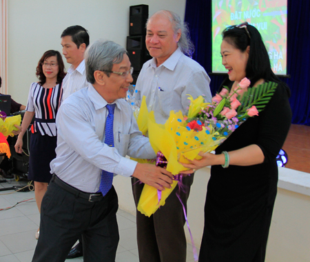 Lãnh đạo tỉnh tặng hoa cho Ban giám khảo hội thi.