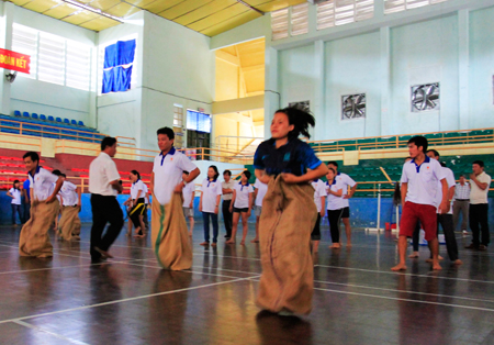 Các vận động viên tham gia phần tranh tài ở môn nhảy bao bố.