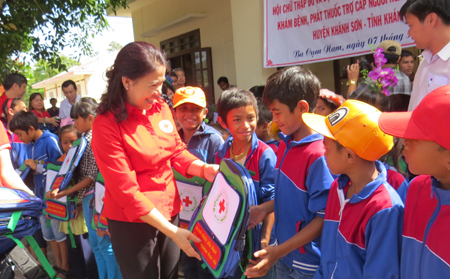 2-	Bà Nguyễn Thị Xuân Thu – Chủ tịch Trung ương Hội CTĐ Việt Nam tặng quà cho các em học sinh của xã Ba Cụm Nam.