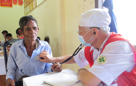 Các bác sĩ khám bệnh cho người dân ở xã  
