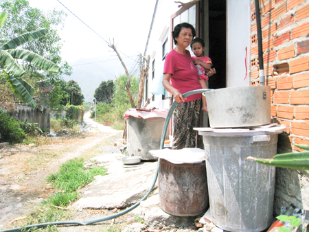 Hỗ trợ cấp nước sinh hoạt cho người dân