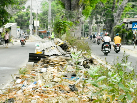 Nhếch nhác dải phân cách