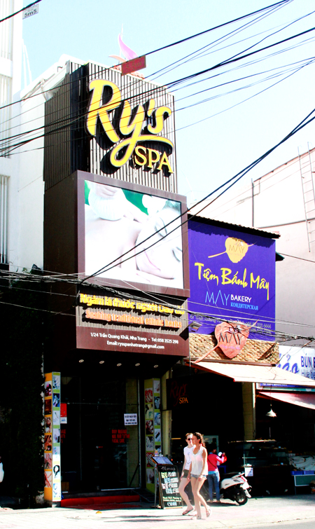 Bảng hiệu tiếng nước ngoài nhiều hơn tiếng Việt