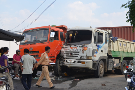 2 xe tải va chạm làm một người đi đường bị thương
