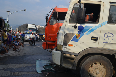 Tai nạn vào giờ cao điểm, nên đã gây ùn tắt giao thông.