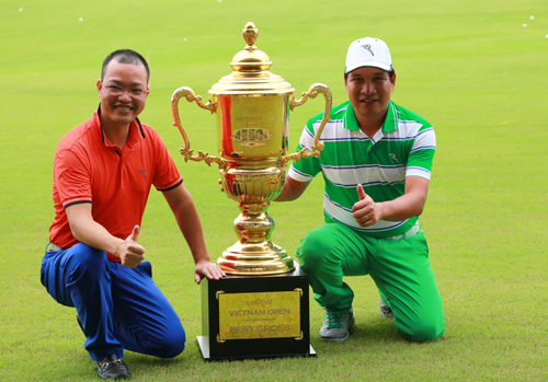 Golf thủ Kiều Hữu Hoàn (áo xanh) đoạt Cup sau cuộc tranh tài của 120 golf thủ.