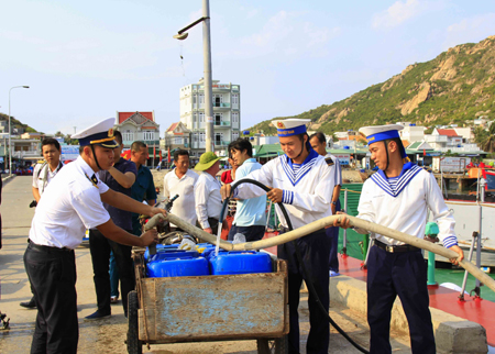 Tàu phải huy động tối đa lực lượng bơm nước cho người dân mang về.