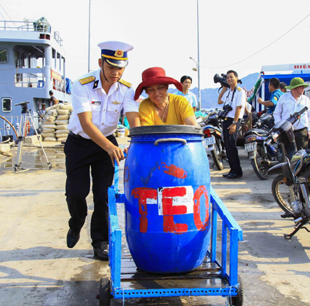 Cùng dân chở nước về nhà