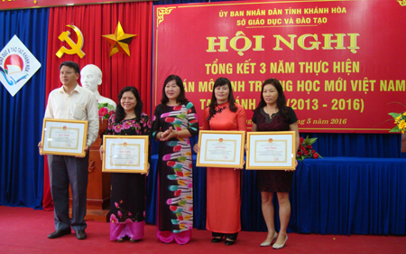 Bà Hoàng Thị Lý, Phó Giám đốc Sở Giáo dục và Đào tạo trao giấy khen cho các cá nhân. 