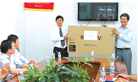 Đồng chí Nguyễn Tấn Tuân tặng quà cho Trung tâm Phục hồi  chức năng - Giáo dục trẻ em khuyết tật tỉnh