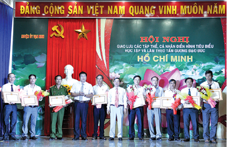 Khen thưởng 95 tập thể, cá nhân tiêu biểu Học tập và làm theo tấm gương đạo đức Hồ Chí Minh