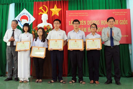 Tuyên dương các học sinh đạt giải trong các kỳ thi