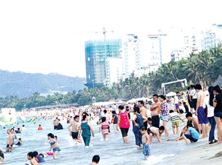 Du khách tắm biển Nha Trang