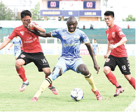 Hy vọng Uche (giữa) sẽ tỏa sáng để mang về kết quả tốt cho Sanna Khánh Hòa - Biển Việt Nam