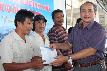 Tặng 300 lá cờ Tổ quốc và trao 30 suất quà cho ngư dân