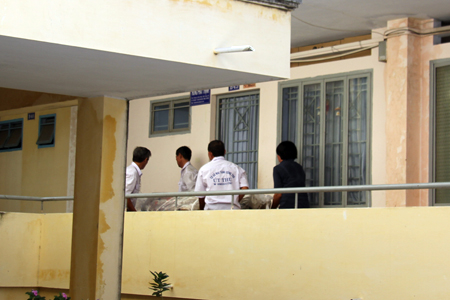 Thi thể nạn nhân được cơ quan chức năng chuyển đi