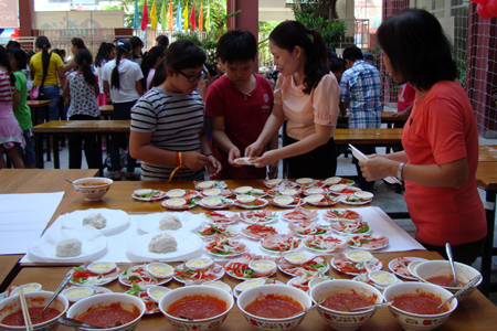 Học sinh tập làm bánh pizza.