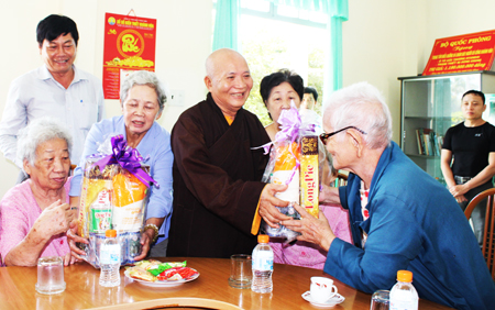 Đại diện Ban Từ thiện xã hội  Phật giáo tỉnh tặng quà tại  Nhà dưỡng lão và an dưỡng