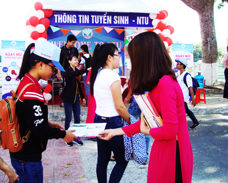 Sinh viên Trường Đại học Nha Trang tư vấn cho các học sinh