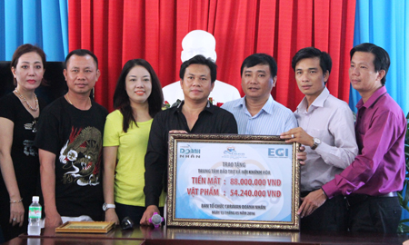 Tặng quà trị giá hơn 140 triệu đồng cho Trung tâm Bảo trợ xã hội tỉnh