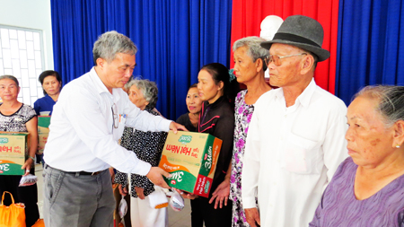 Tặng 200 phần quà cho người dân xã Vĩnh Trung