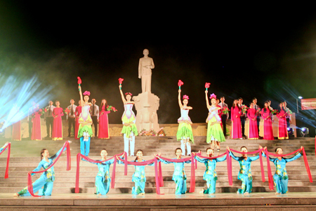 Một tiết mục văn nghệ do Đoàn Ca múa nhạc Hải Đăng biểu diễn nhân dịp kỷ niệm 125 năm ngày sinh Chủ tịch Hồ Chí Minh