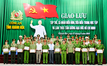 Giao lưu tập thể, cá nhân tiêu biểu trong học tập và làm theo tấm gương đạo đức Hồ Chí Minh