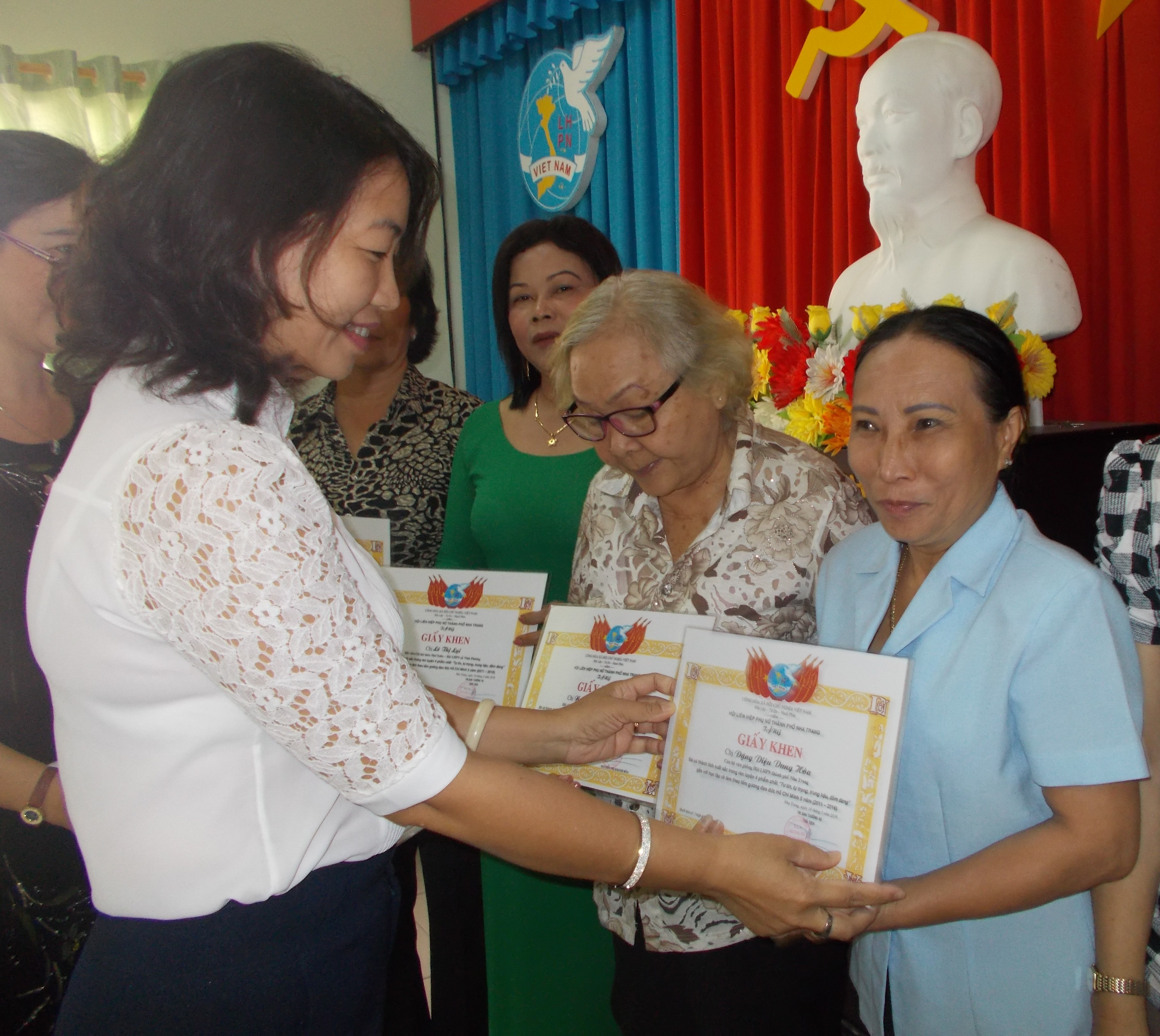 Bà Lê Thị Mai Liên - Phó Chủ tịch Hội LHPN tỉnh trao giấy khen cho các cá nhân
