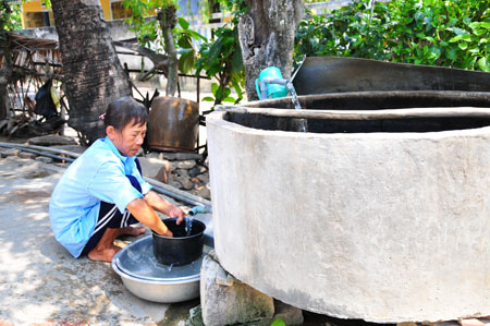 Gia đình bà Nho lấy nước từ giếng cộng đồng về dùng nhưng không thể ăn, uống được do bị nhiễm vôi